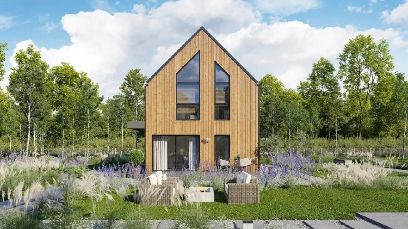 Houten woning met grote ramen en tuin met terras en zitplaatsen